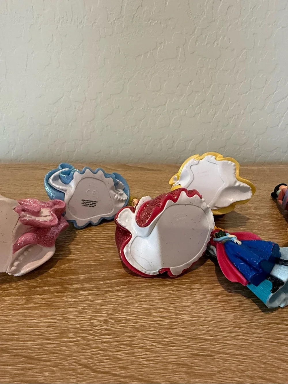 6 Disney princess figurines